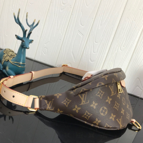 l0*is V*t0n bumbag