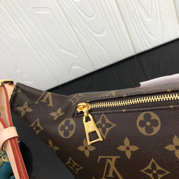 l0*is V*t0n bumbag
